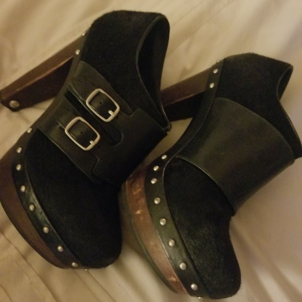 Gorgeous UGG Clogs/Boots!